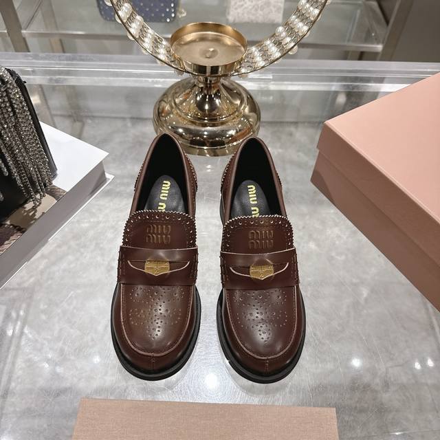 Factory direct Miu Miu 25Ss Autumn/Winter New Distressed Half-Round Toe Shoes. M