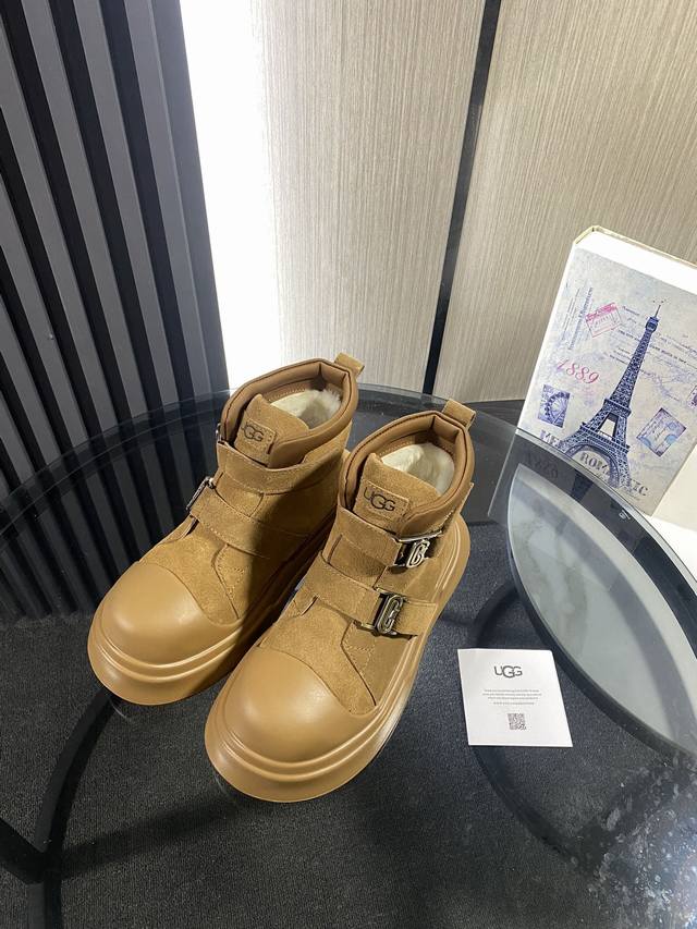 Ugg snow boots, in stock and easy to get. A must-have for women in autumn and wi