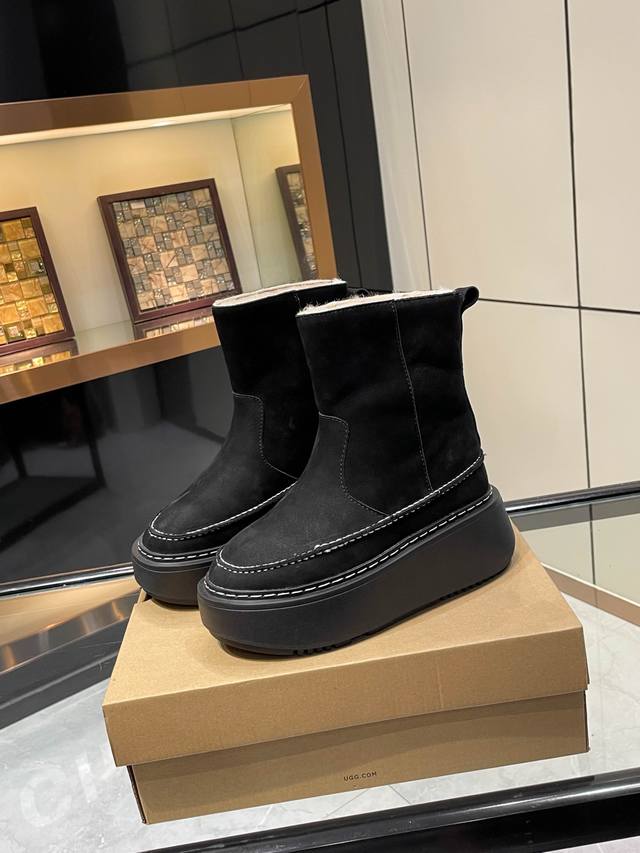New Ugg boutique item, featuring a simple, elegant, and minimalist design. Mater