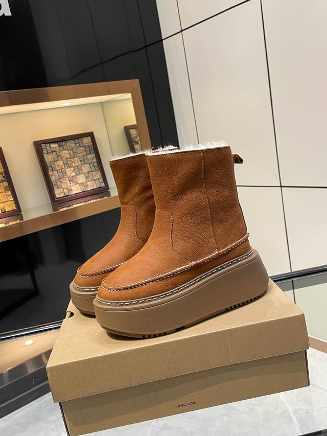 New Ugg boutique item, featuring a simple, elegant, and minimalist design. Mater