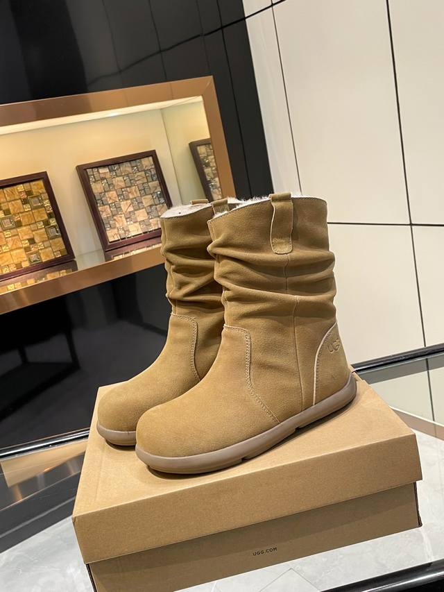 Ugg. 2025. Small potato sole. Exclusive first release of pleated wool boots. Mat