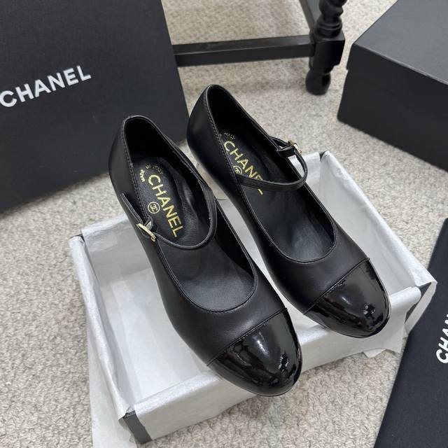 Runway Style Ankle Boots Chanel Fall/Winter 2025 Runway Style Double C Giant Pea