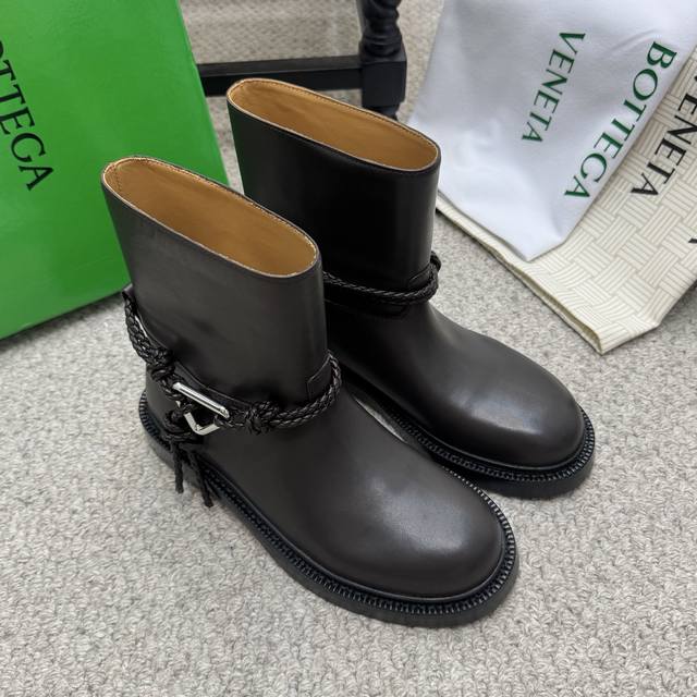 High-quality, long/short boots from the 2025 Fall/Winter collection. One of the