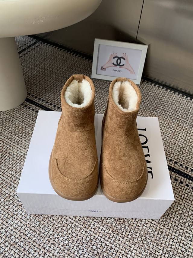 Loewe 25Ss Autumn/Winter Loewe now has its own snow boots! Loewe sheepskin boots