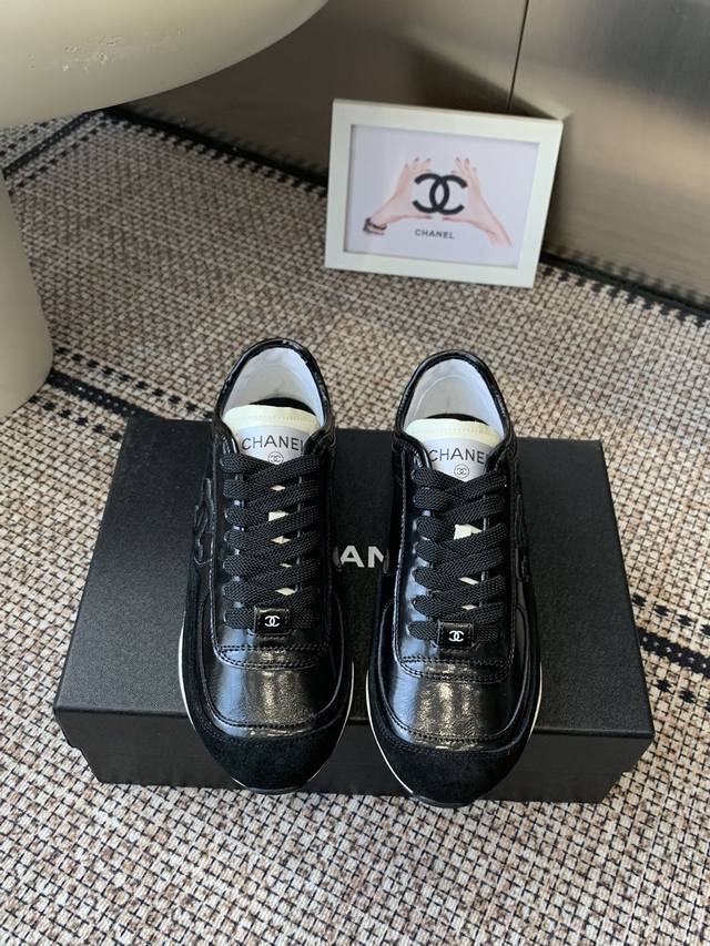 Chanel 25Ss latest panda colorway white sneakers, a super hot-selling item from