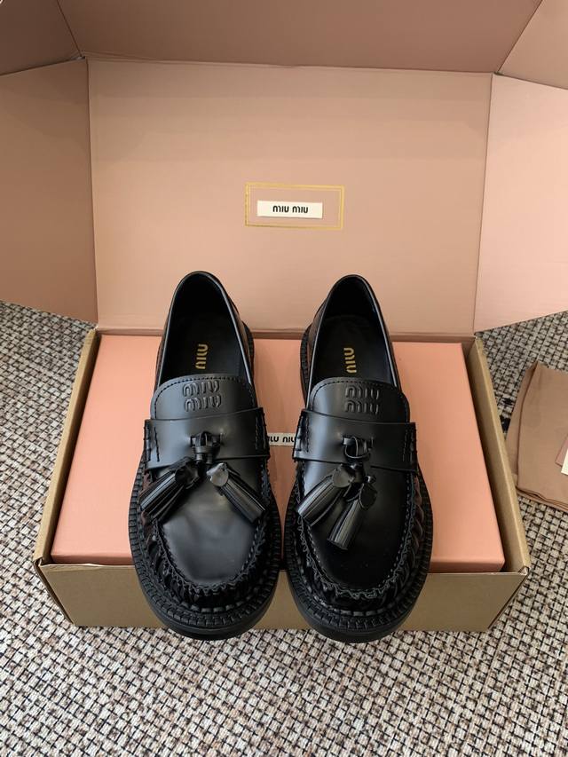 Miu Miu 25Fw Deck Shoes New Tassel Loafers A classic loafer style blending retro