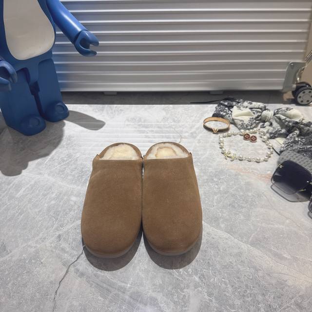 New Ugg Loria slippers, made of suede leather with a wool lining. These fluffy s