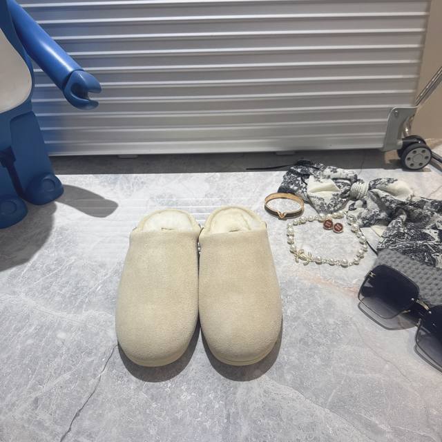 New Ugg Loria slippers, made of suede leather with a wool lining. These fluffy s