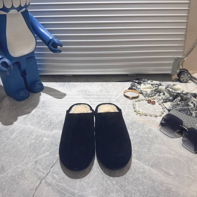 New Ugg Loria slippers, made of suede leather with a wool lining. These fluffy s