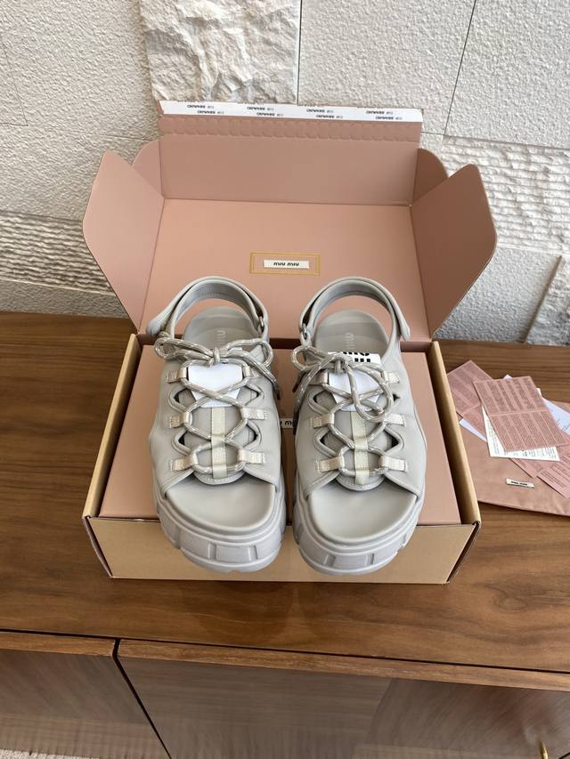 Top Version: Miu Miu 25Ss Summer New Lace-up Velcro Platform Sandals. These casu