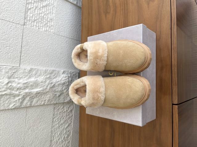 Top Version: Jimmy Choo 2025 Fall/Winter New Slip-on Mule Shoes. These slip-on m