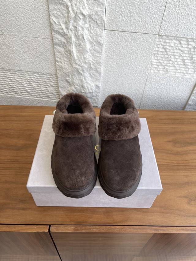 Top Version: Jimmy Choo 2025 Fall/Winter New Slip-on Mule Shoes. These slip-on m