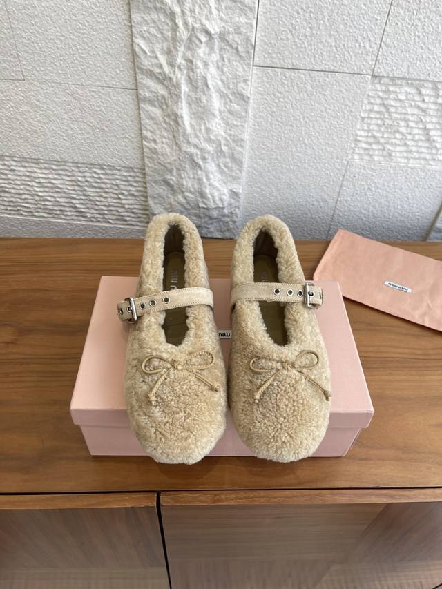 Top Version: Miumiu 2025 Autumn/Winter New Bow Buckle Furry Ballet Flats These M