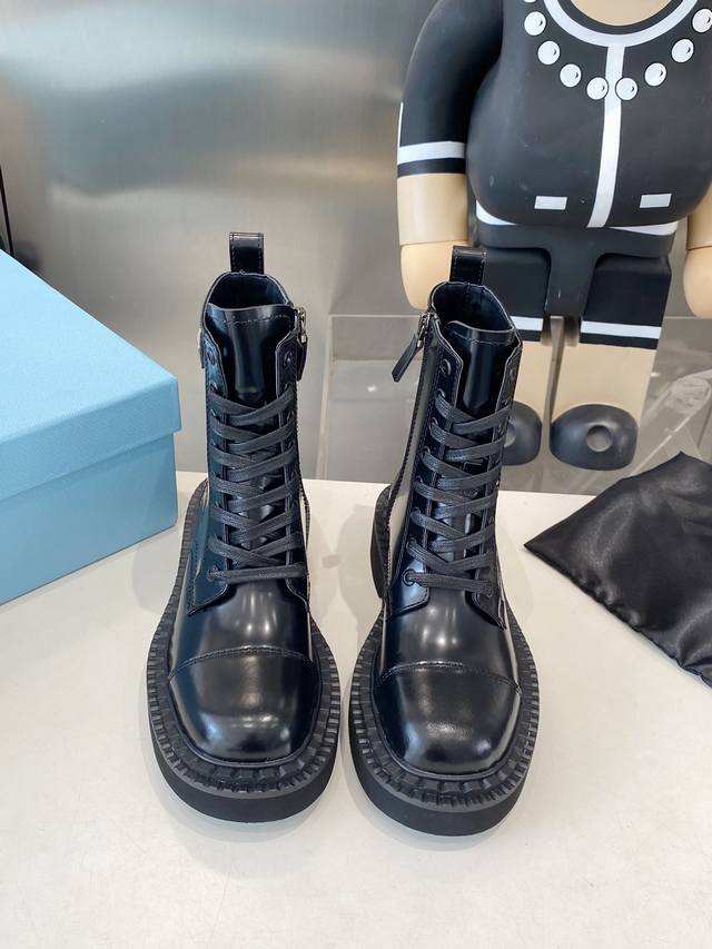 Factory direct Prada classic triangle logo combat boots. This year's hottest sty