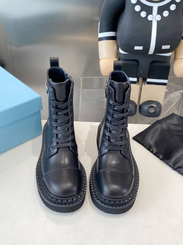 Factory direct Prada classic triangle logo combat boots. This year's hottest sty