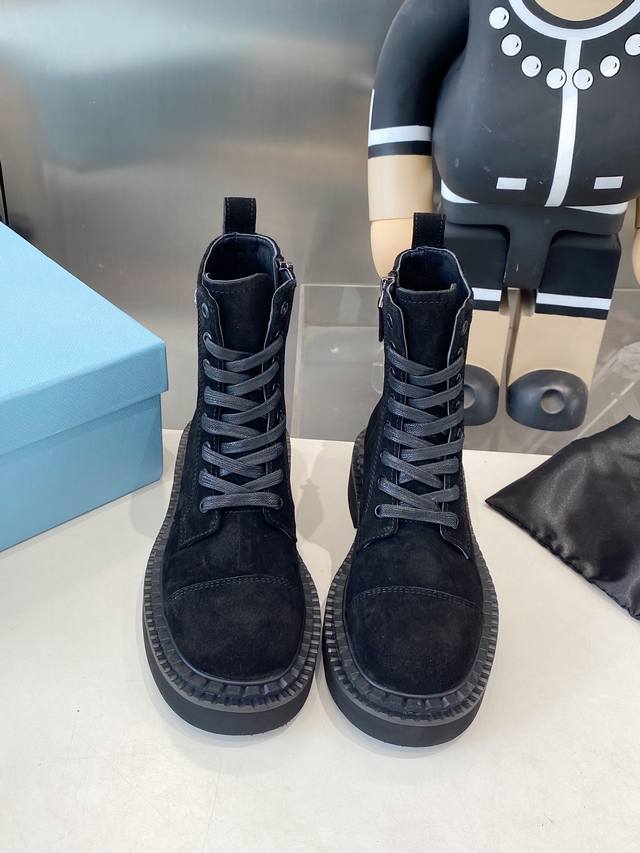 Factory direct Prada classic triangle logo combat boots. This year's hottest sty