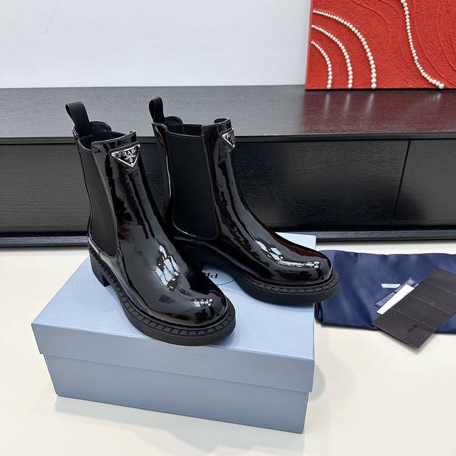 Prada classic New Arrival style, imported directly from the seller. A must-have