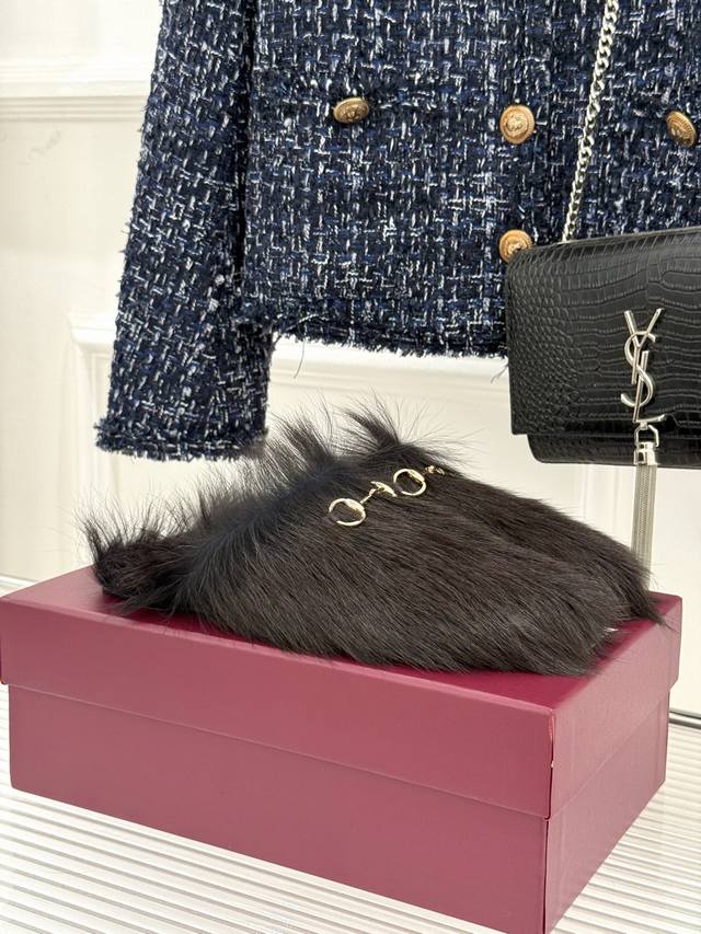 Factory Price Gucci 25Wf New Horsebit Mule Furry Slippers These furry slippers a