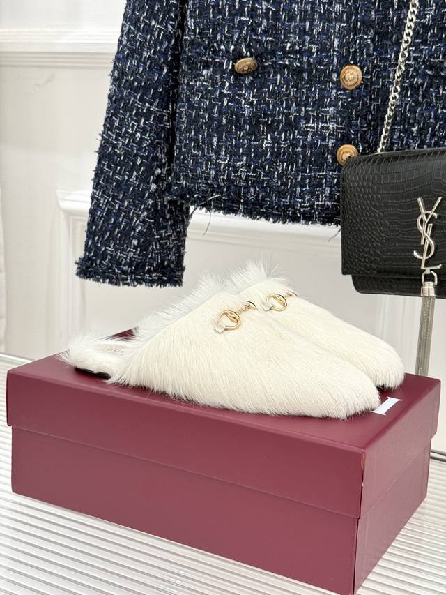 Factory Price Gucci 25Wf New Horsebit Mule Furry Slippers These furry slippers a