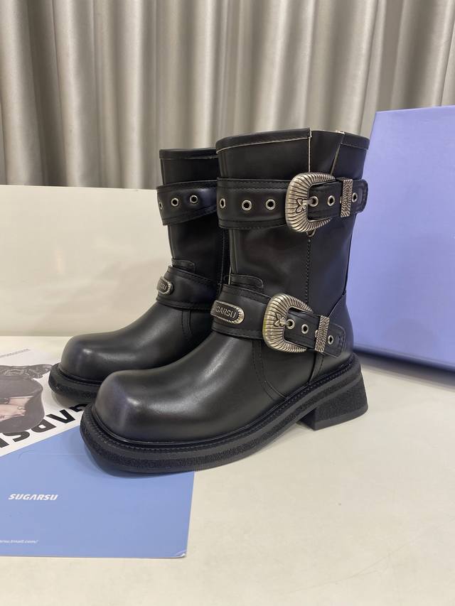 Sugarsu's must-have autumn/winter item: distressed Martin boots. A stunning side