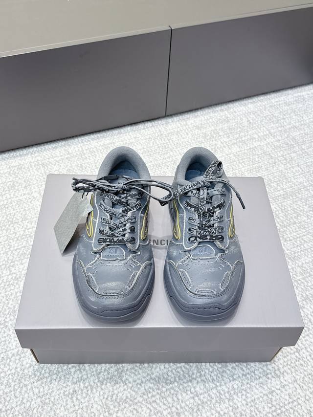 High-quality Balenciaga Hamptons Worn-Out 25Fw colorway, featuring a striking tw