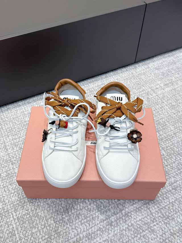 High-quality Miu Miu new British style lace-up white sneakers, casual shoes. The