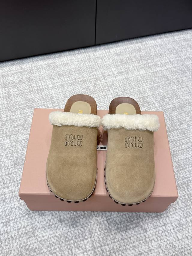High-quality Miu Miu 25Ss Fall/Winter new wool slippers. Featuring a unique dist