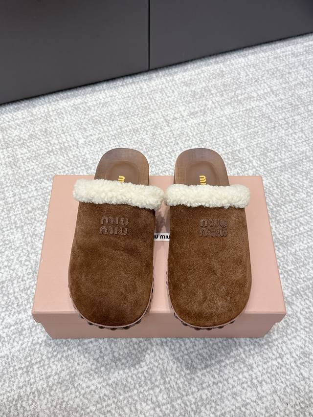 High-quality Miu Miu 25Ss Fall/Winter new wool slippers. Featuring a unique dist