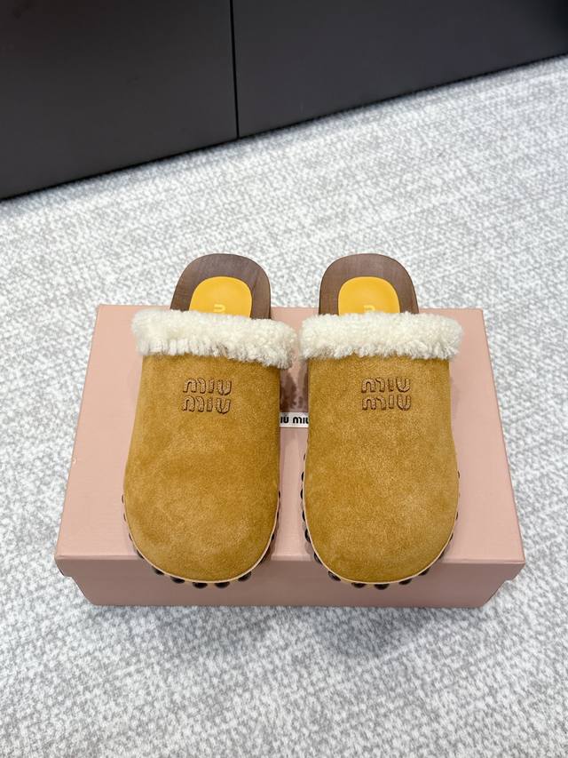 High-quality Miu Miu 25Ss Fall/Winter new wool slippers. Featuring a unique dist
