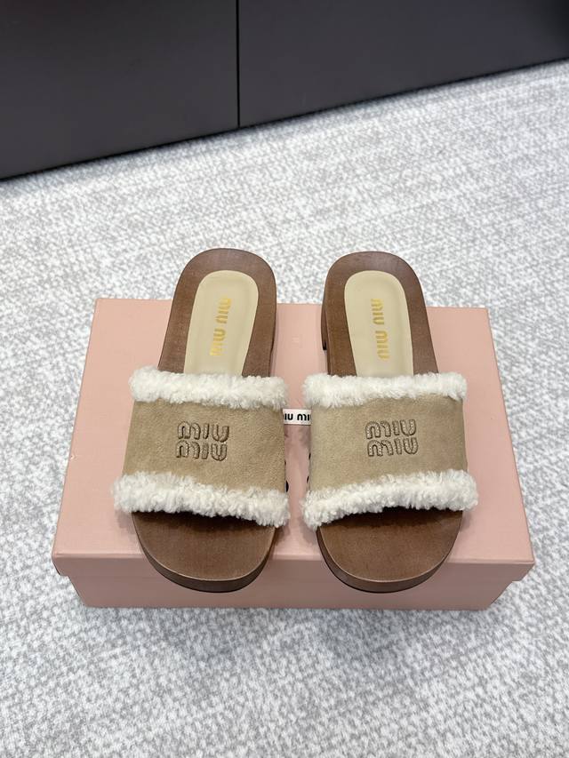 High-quality Miu Miu 25Ss Fall/Winter new wool slippers. Featuring a unique dist