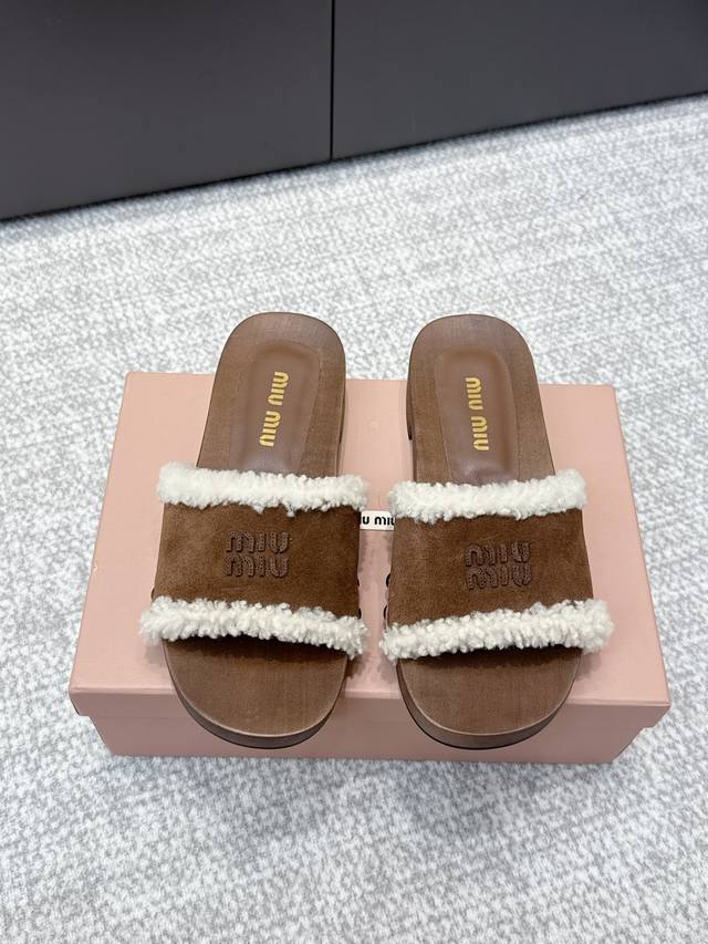 High-quality Miu Miu 25Ss Fall/Winter new wool slippers. Featuring a unique dist