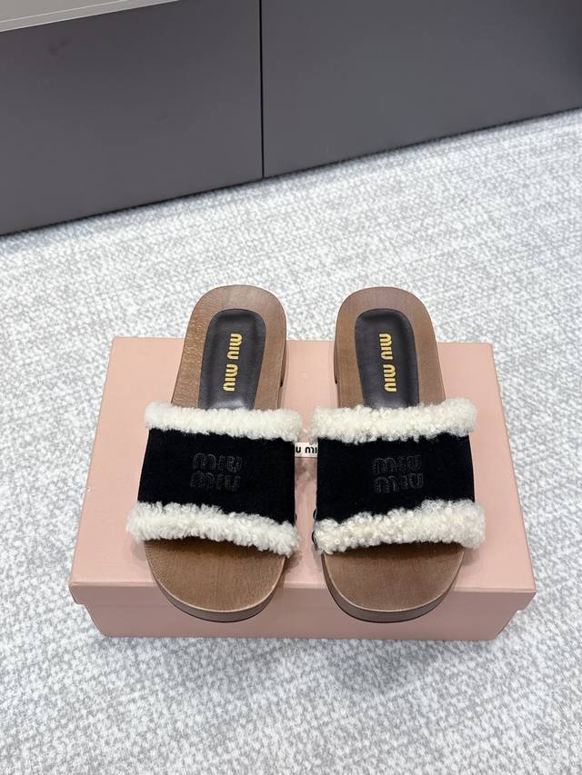 High-quality Miu Miu 25Ss Fall/Winter new wool slippers. Featuring a unique dist