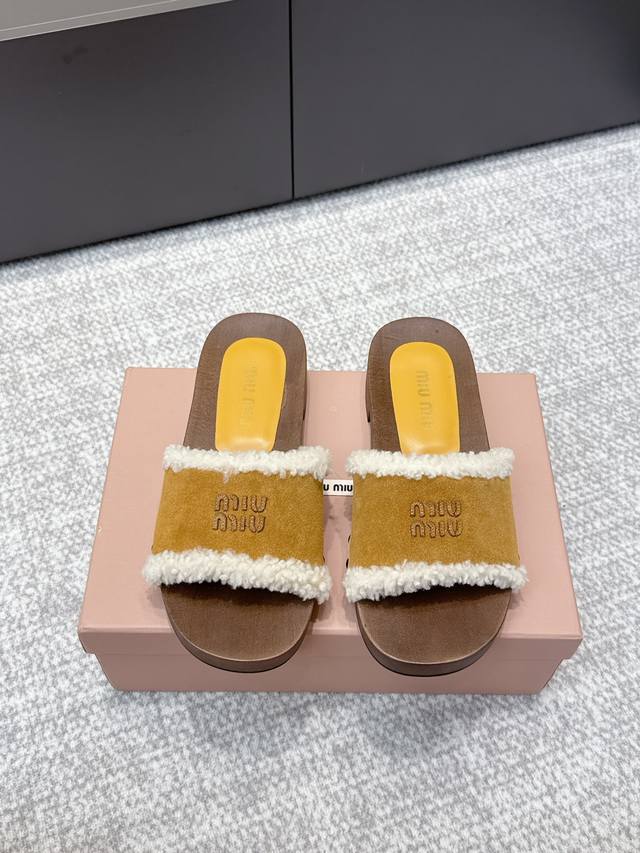 High-quality Miu Miu 25Ss Fall/Winter new wool slippers. Featuring a unique dist