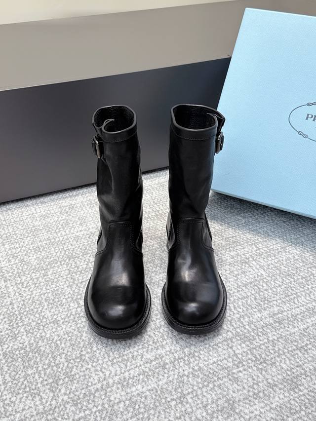 High-quality Prada 25Ss autumn/winter retro western cowboy boots. Stylish motorc