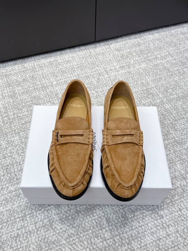 High-quality Yves Saint Laurent 25Ss new YSL small logo loafers. The iconic smal