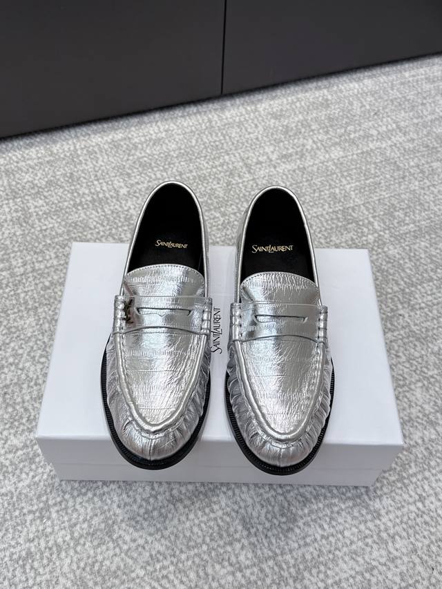High-quality Yves Saint Laurent 25Ss new YSL small logo loafers. The iconic smal