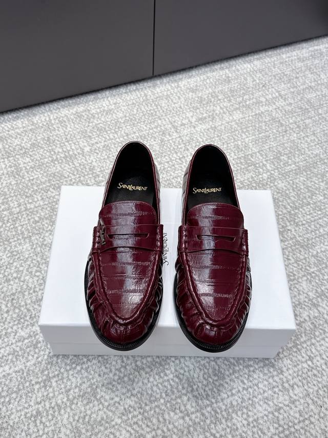 High-quality Yves Saint Laurent 25Ss new YSL small logo loafers. The iconic smal