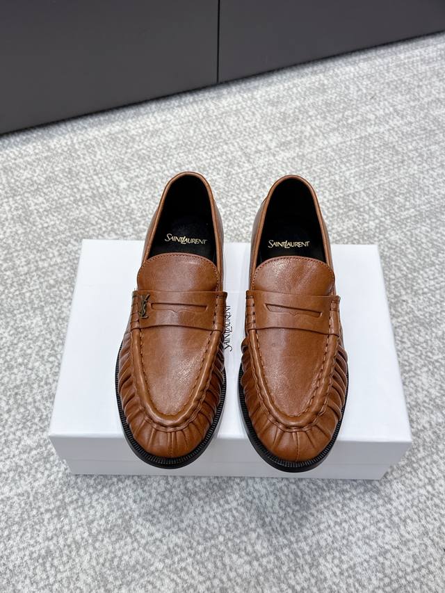 High-quality Yves Saint Laurent 25Ss new YSL small logo loafers. The iconic smal