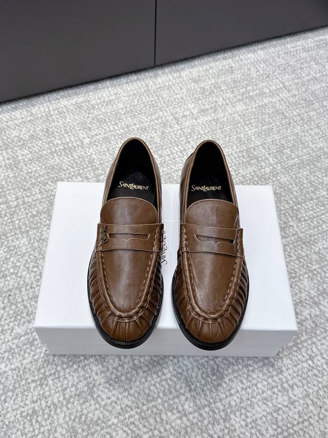 High-quality Yves Saint Laurent 25Ss new YSL small logo loafers. The iconic smal