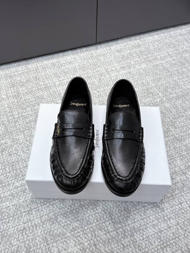 High-quality Yves Saint Laurent 25Ss new YSL small logo loafers. The iconic smal