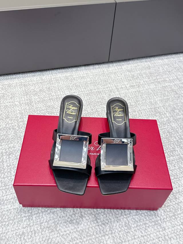 High-quality 2025 boutique's signature sparkling diamond brass buckle sandals. U