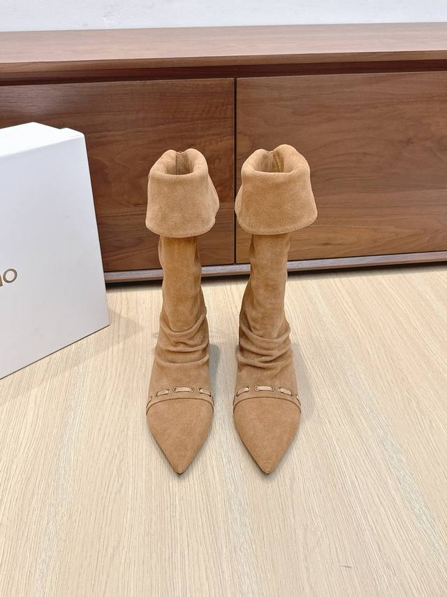 Unfolio, a niche brand, presents its new autumn/winter stacked ankle boots. The