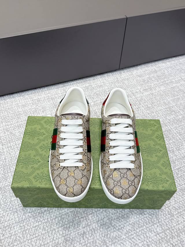 High-quality Gucci 2025Ss classic bee couple white sneakers. Classic design, sim
