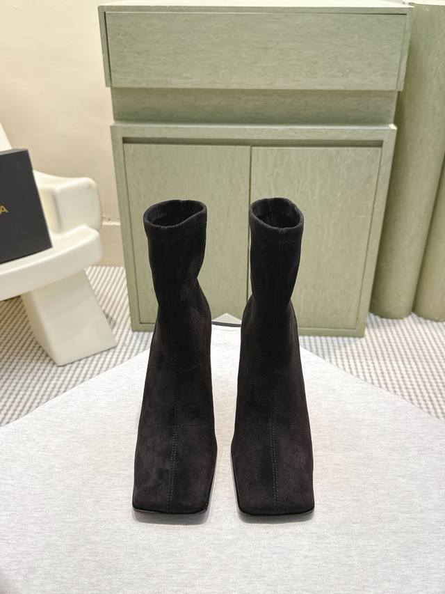 High-quality Alaia minimalist chic ankle boots with side zipper, chunky heel, an