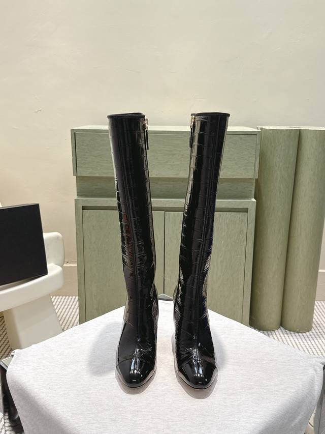 High-quality Chanel two-tone high-heeled ankle boots, featuring off-white patent