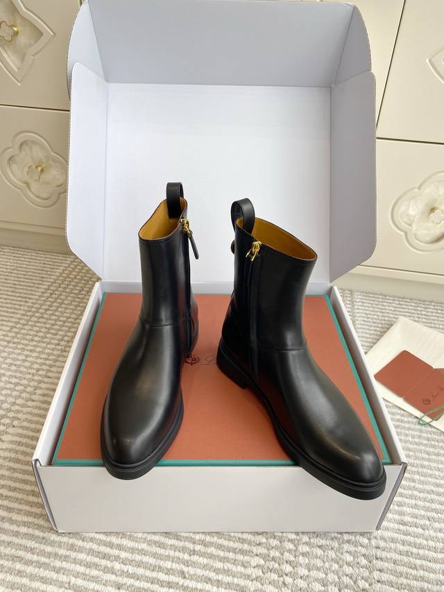 Original box packaging. Loro Pian*A Lp new Kilda ankle boots, vintage style. Cla