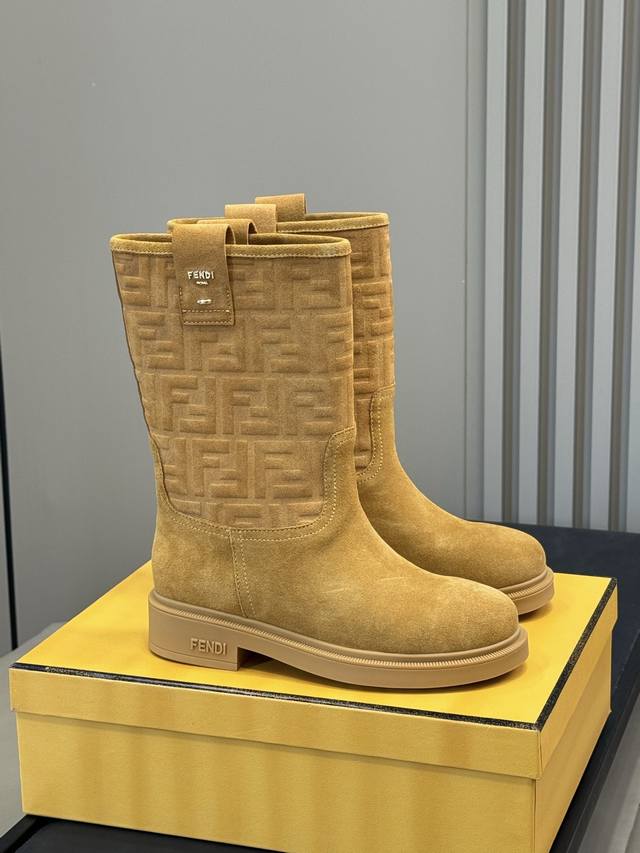 Top Quality Fendi SS25 Autumn/Winter New Knee-Length Boots. A gentle, milky brow Top Quality Fendi SS25 Autumn/Winter New Knee-Length Boots. A gentle, milky brow