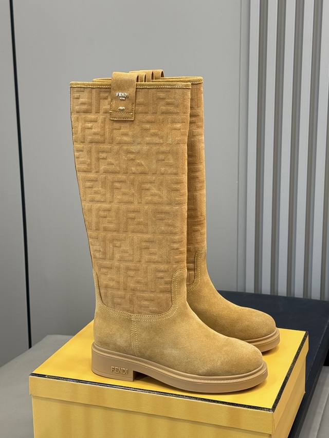 Top Quality Fendi SS25 Autumn/Winter New Knee-High Boots. A gentle, milky light Top Quality Fendi SS25 Autumn/Winter New Knee-High Boots. A gentle, milky light