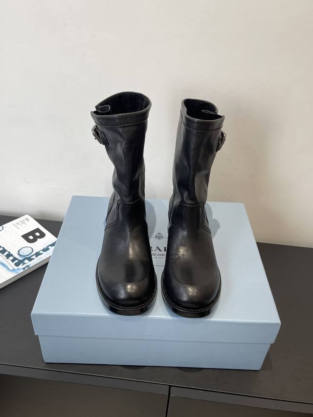 Prada 26 Early Spring New Runway King of Boots: New season's distressed series w