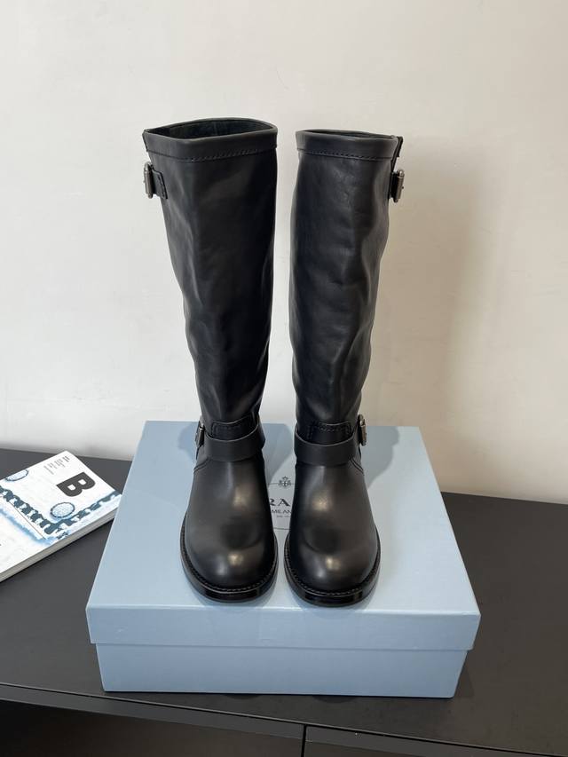 Prada 26 Early Spring New Runway King of Boots: New season's distressed series w